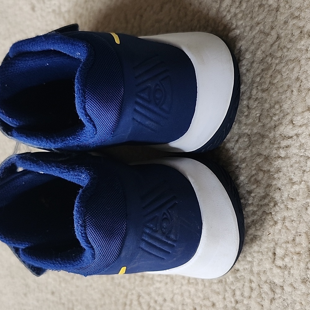 Nike Kyrie Flytrap 4 Shoes size 2.5 - Picture 3 of 3